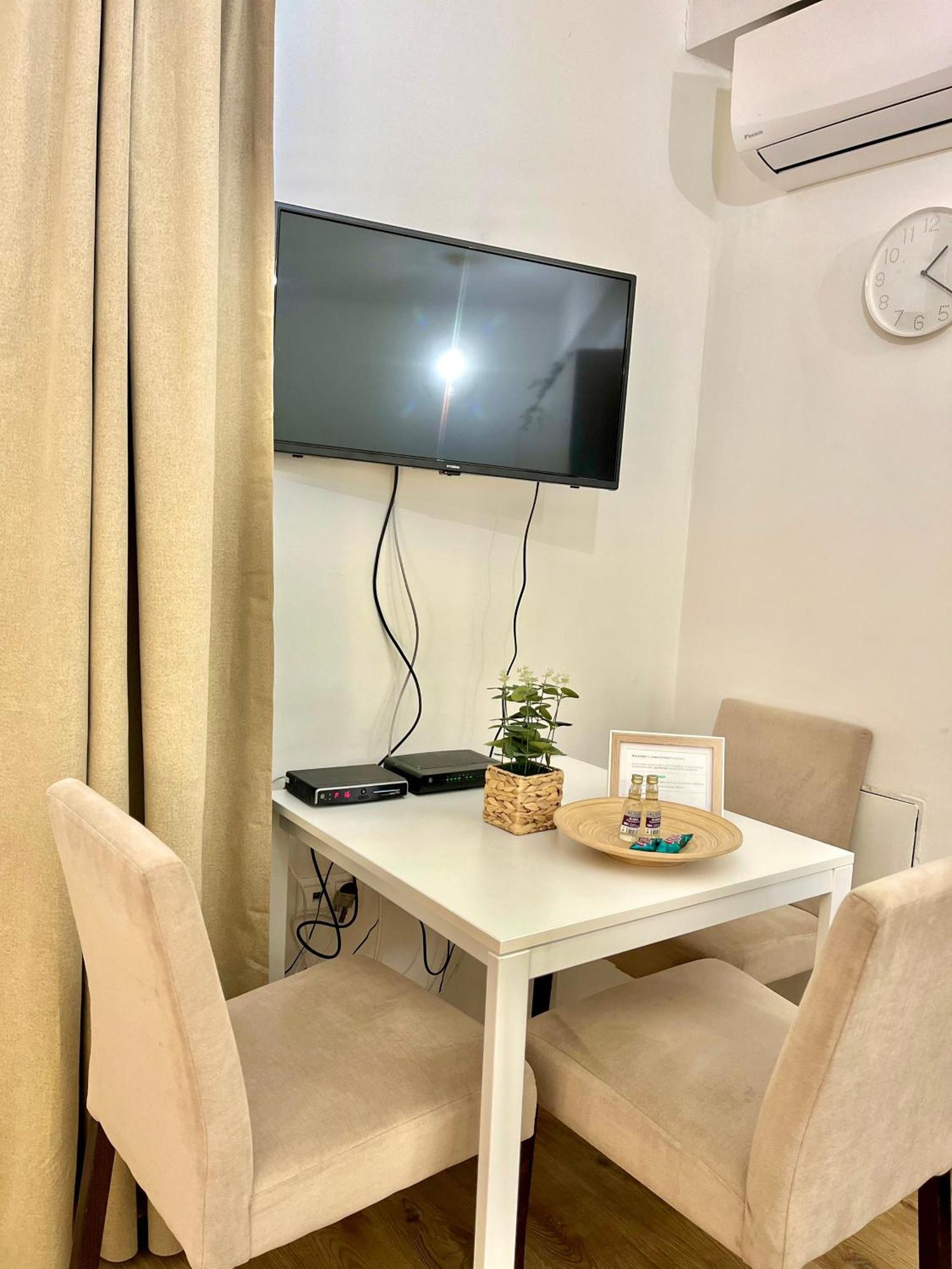 Urban Jungle Apartment Old Town Air Conditioned Bratislava Exterior foto